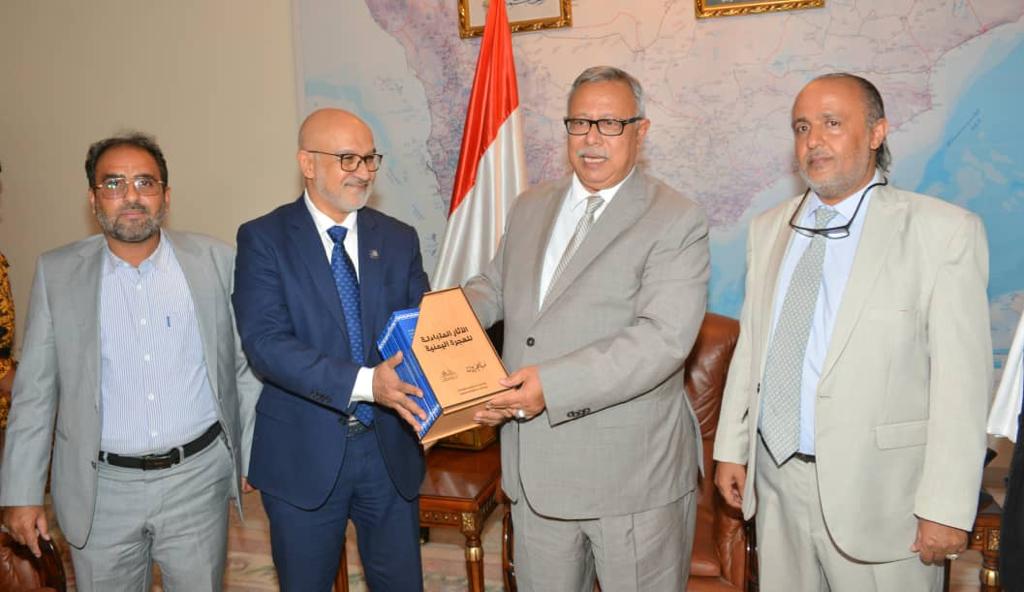  رئيس مجلس الوزراء يتسلّم دراسة الآثار المتبادلة للهجرة اليمنية